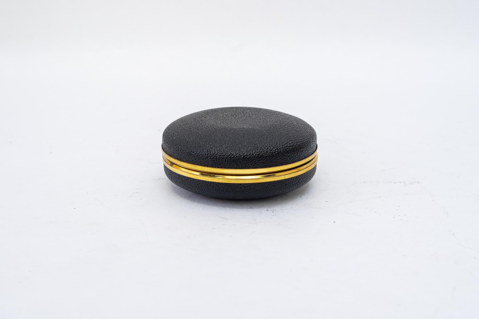 Excelente estado original
Latón con funda de piel sintética marrón
Sigue trabajando
En la cara del mismo se indica que tiene dos joyas.
Medidas: Abierto: Alto 8cm x ancho 8cm x fondo 8 cm
Cerrada: Alto 3 cm x ancho 8 cm x fondo 8 cm.