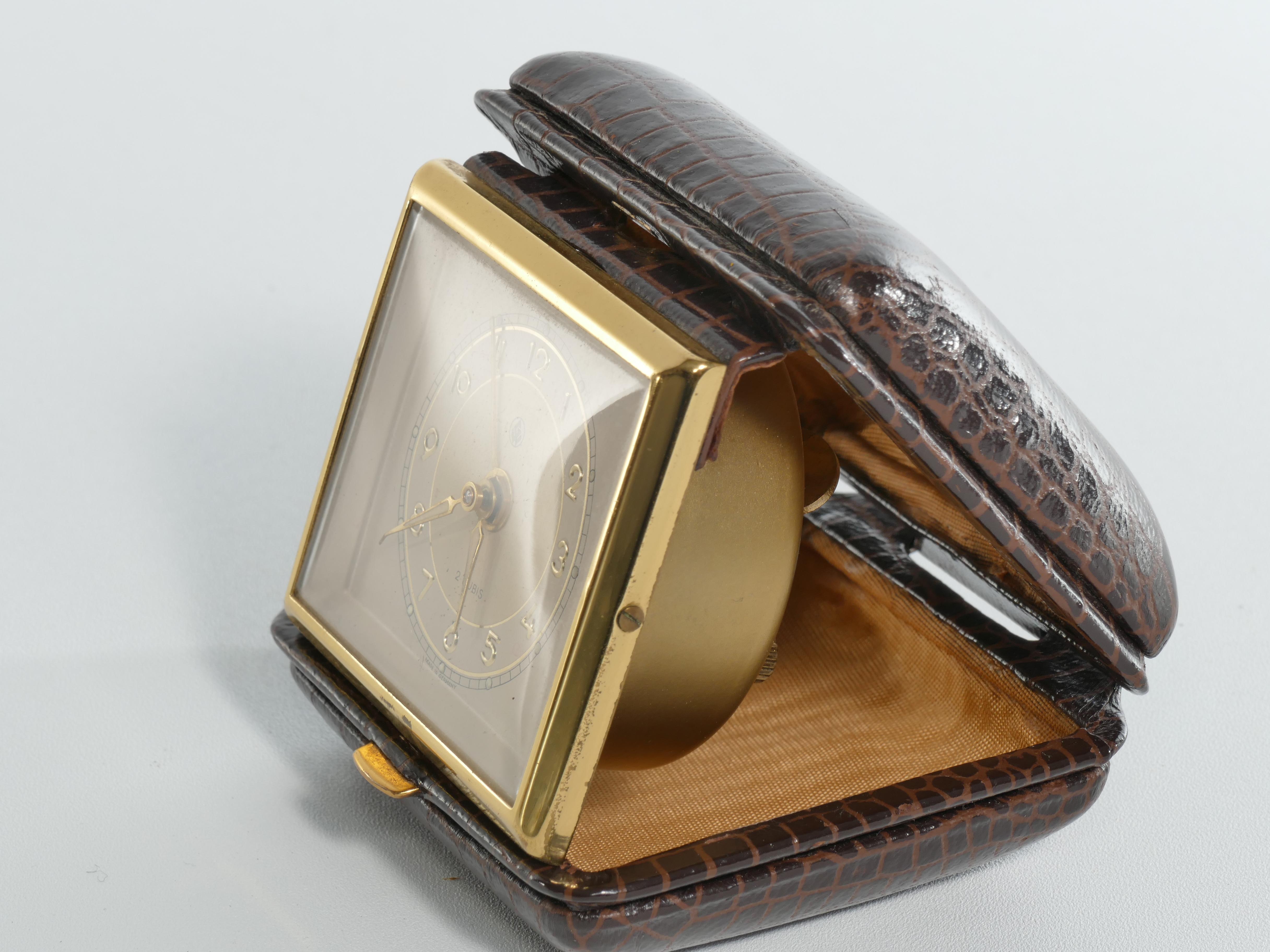 20ième siècle Horloge de voyage Alarm en laiton et fausse peau de serpent de 