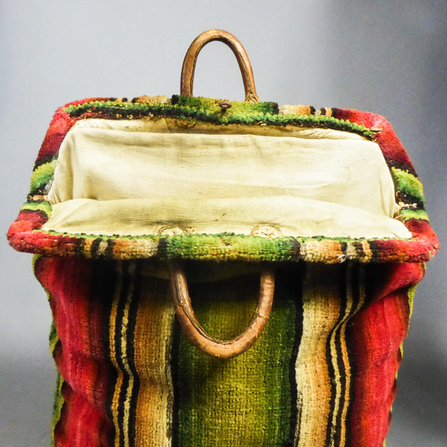 Travel Bag in Cut Wool Tapestry and Leather - France Late 18th century 5