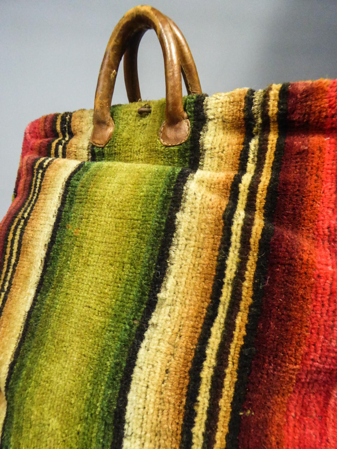 Travel Bag in Cut Wool Tapestry and Leather - France Late 18th century In Good Condition In Toulon, FR