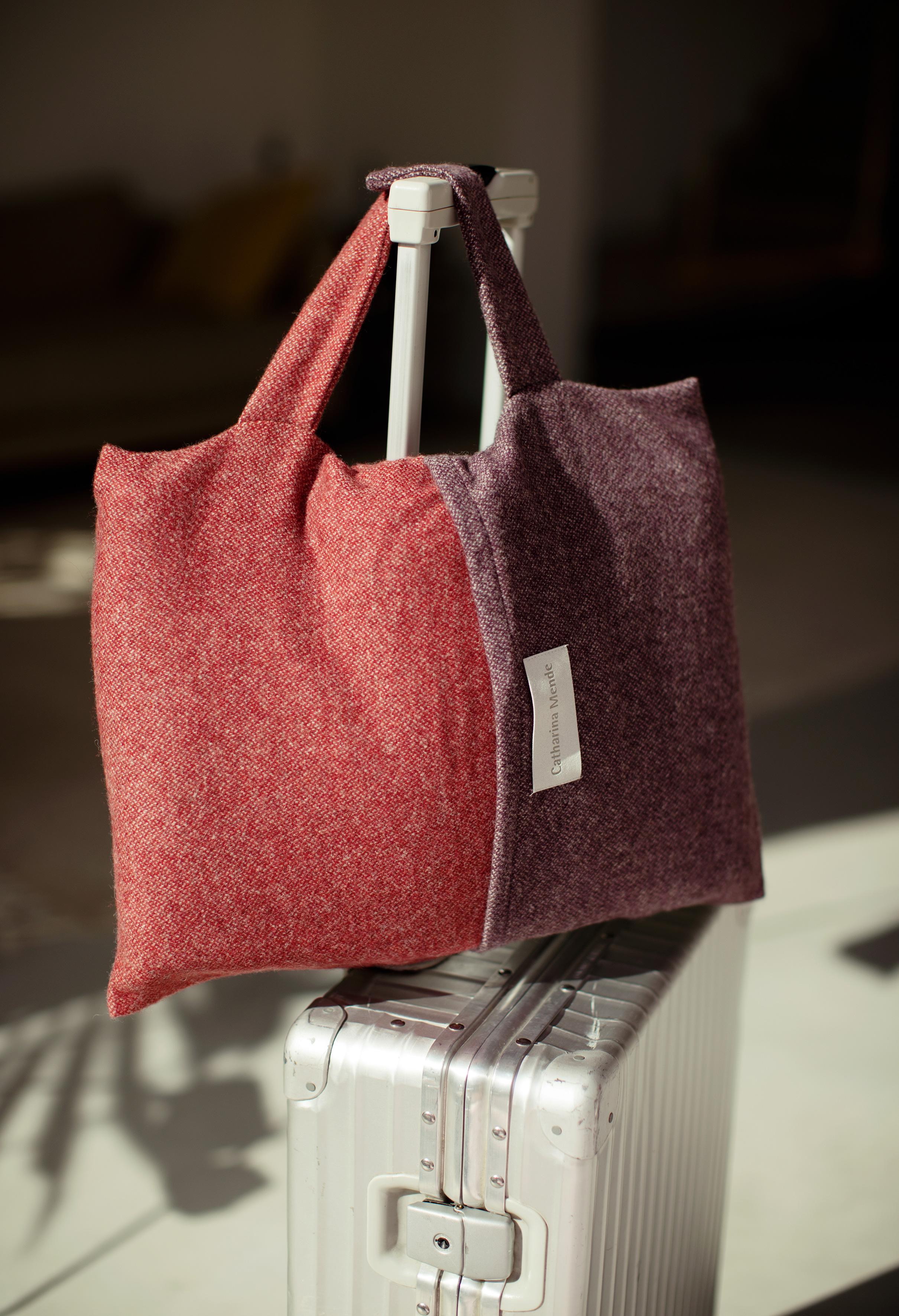 Moderno Coperta da viaggio Red Berry, tessuta in lana merino e yak da Catharina Mende in vendita