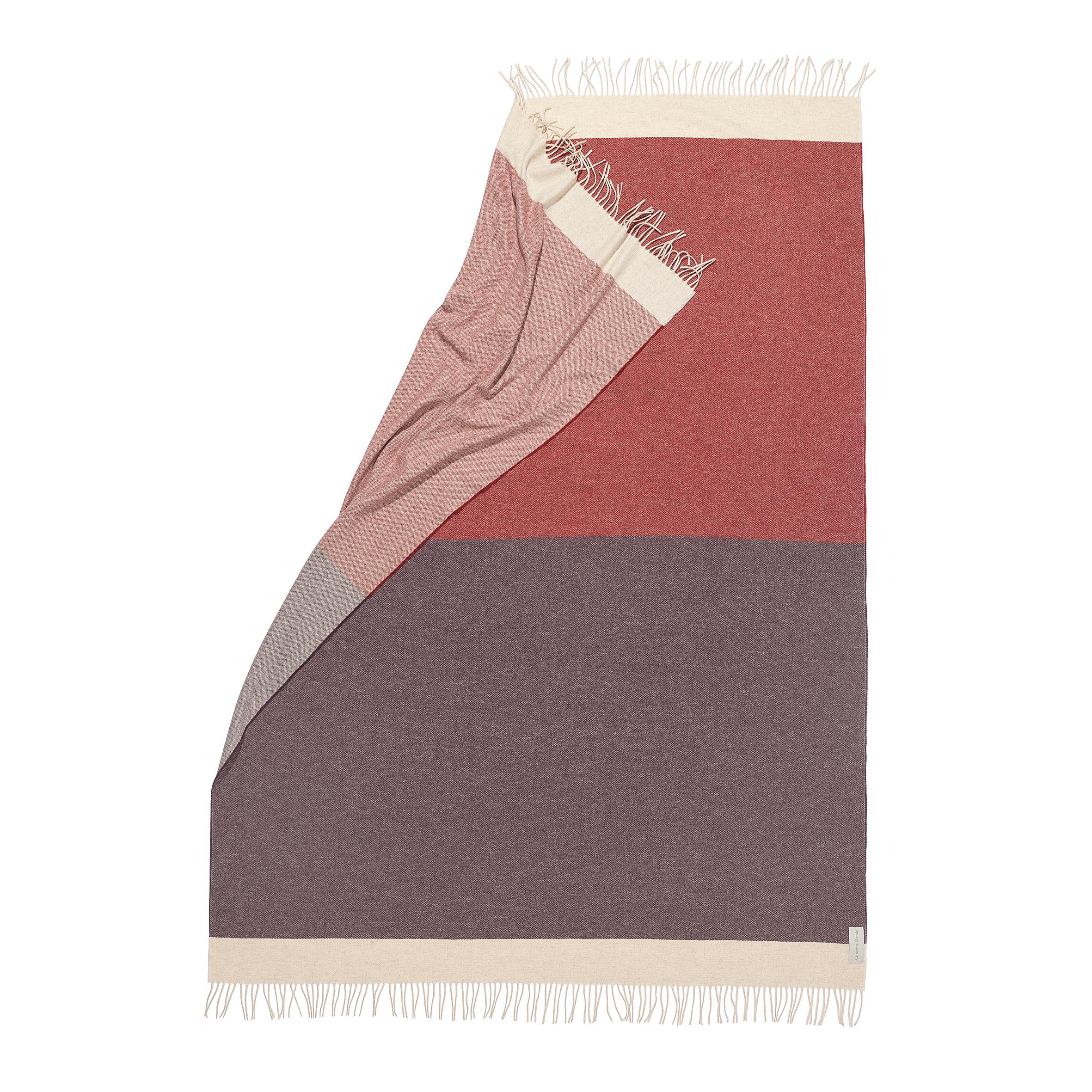 Tissage Couverture de voyage rouge tissée en laine mérinos et Yak par Catharina Mende en vente
