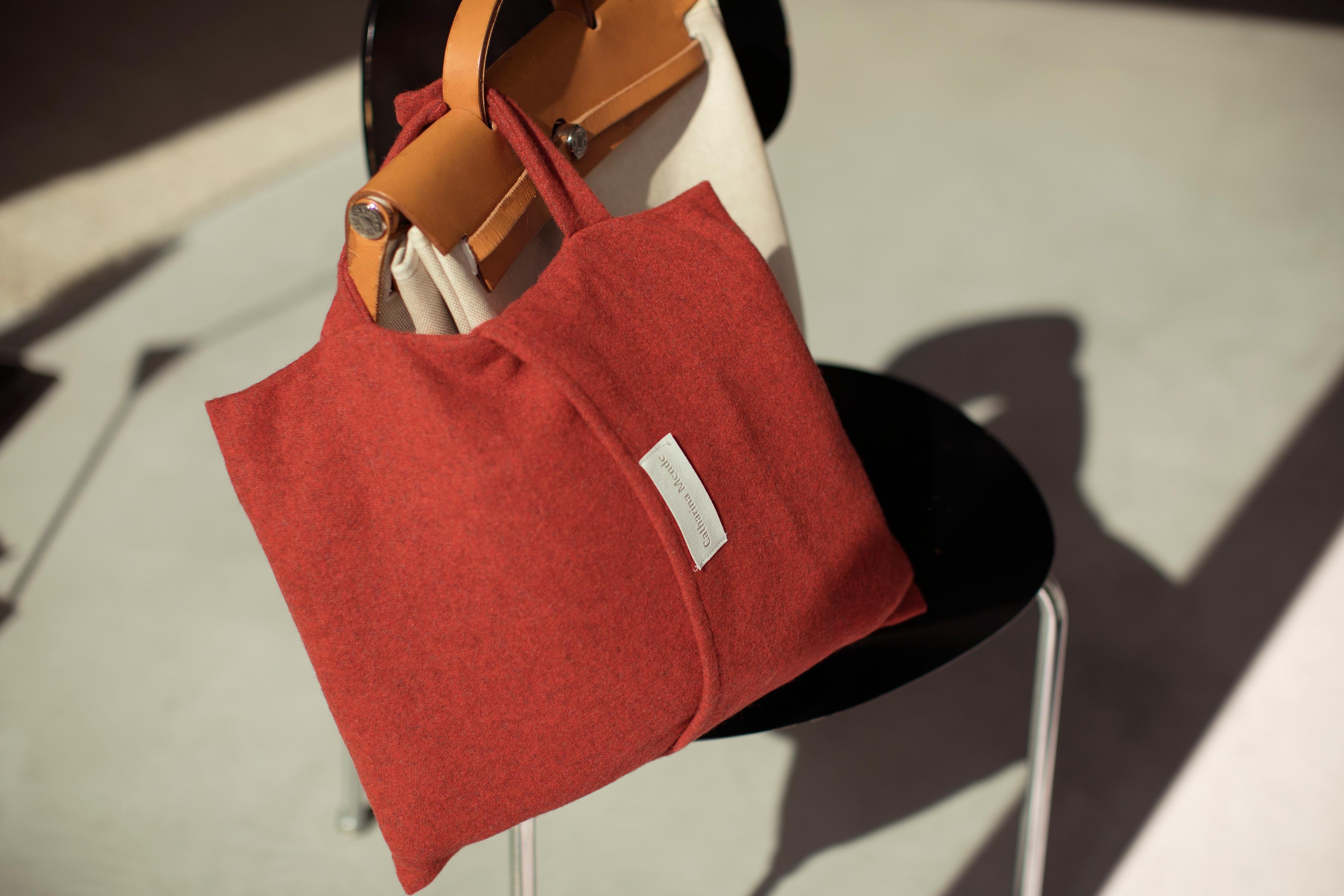 Disegnata a Berlino da Catharina Mende e tessuta in Italia con il 75% di lana merino e il 25% di lana di yak: Da portare con sé durante i viaggi o come compagno costante, la coperta da viaggio è l'accessorio senza tempo perfetto per il nomade