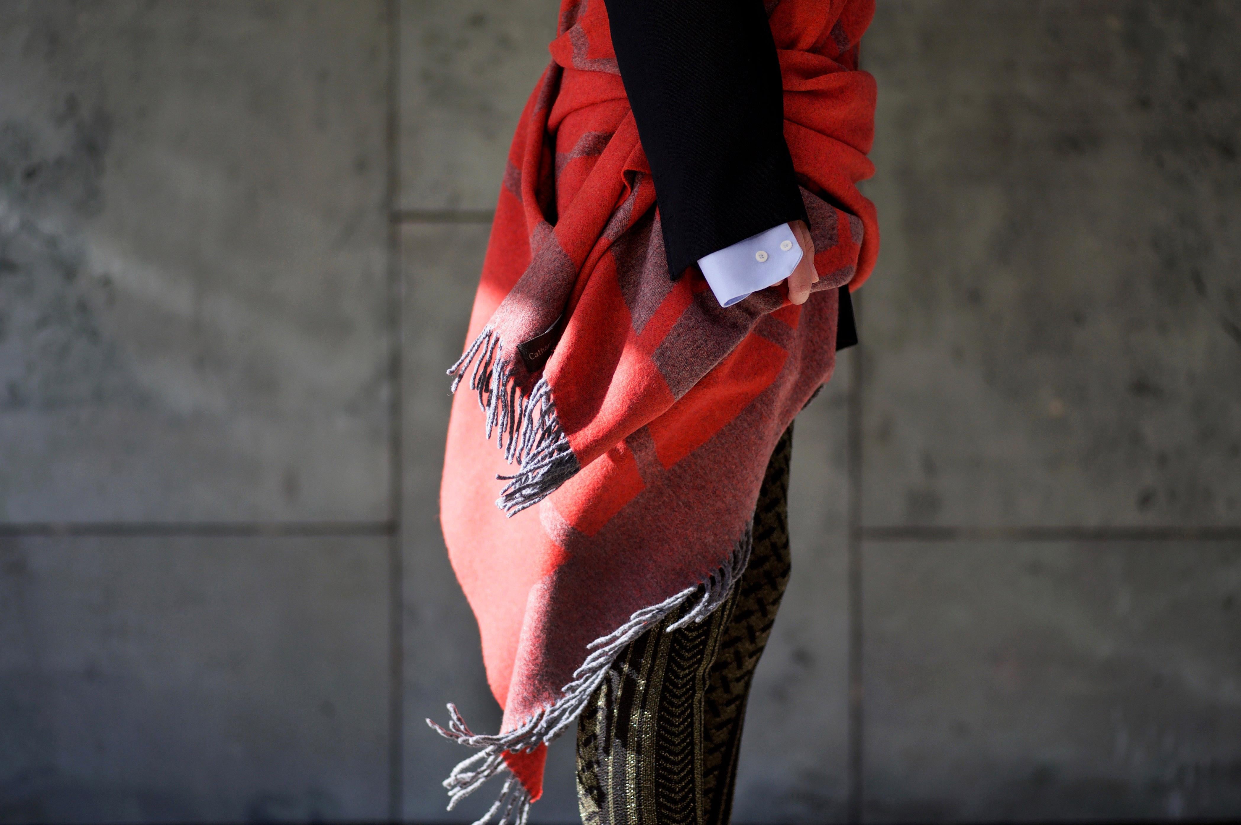 Moderno Coperta da viaggio rossa e grigia in lana merino e yak di Catharina Mende in vendita