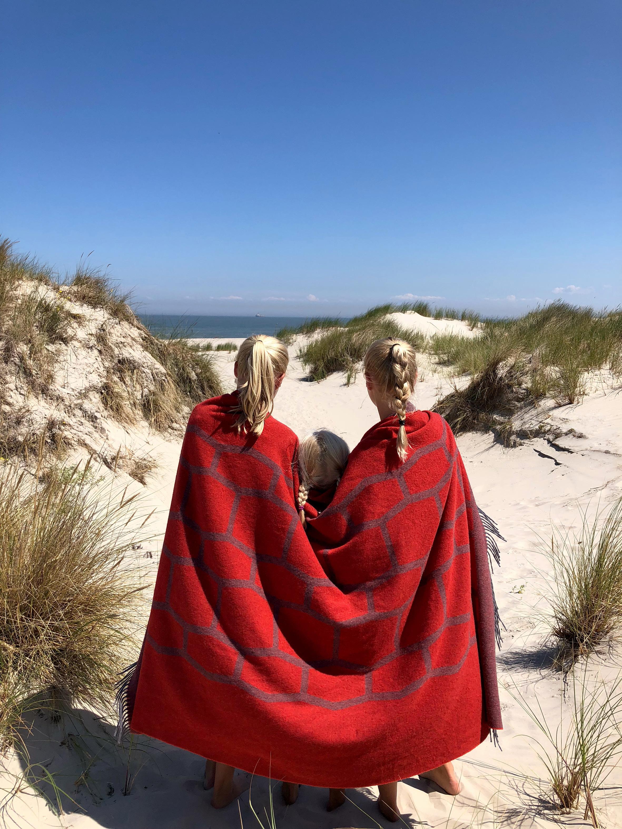 Italiano Coperta da viaggio rossa e grigia in lana merino e yak di Catharina Mende in vendita