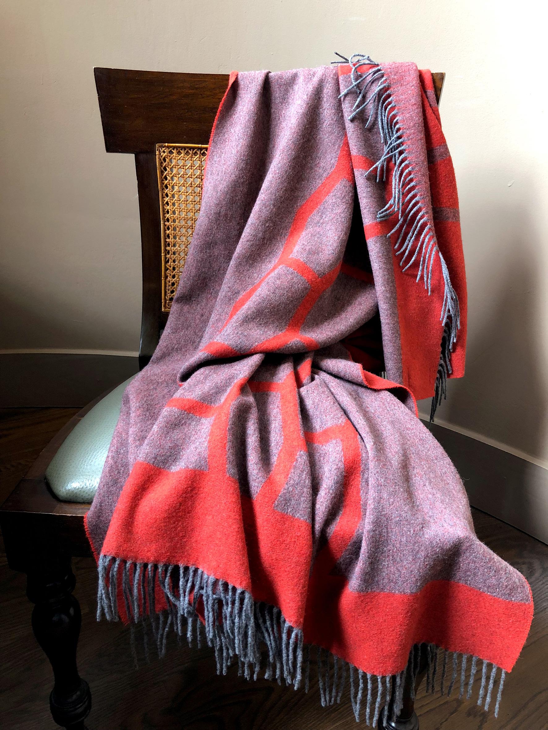 Tessuto Coperta da viaggio rossa e grigia in lana merino e yak di Catharina Mende in vendita