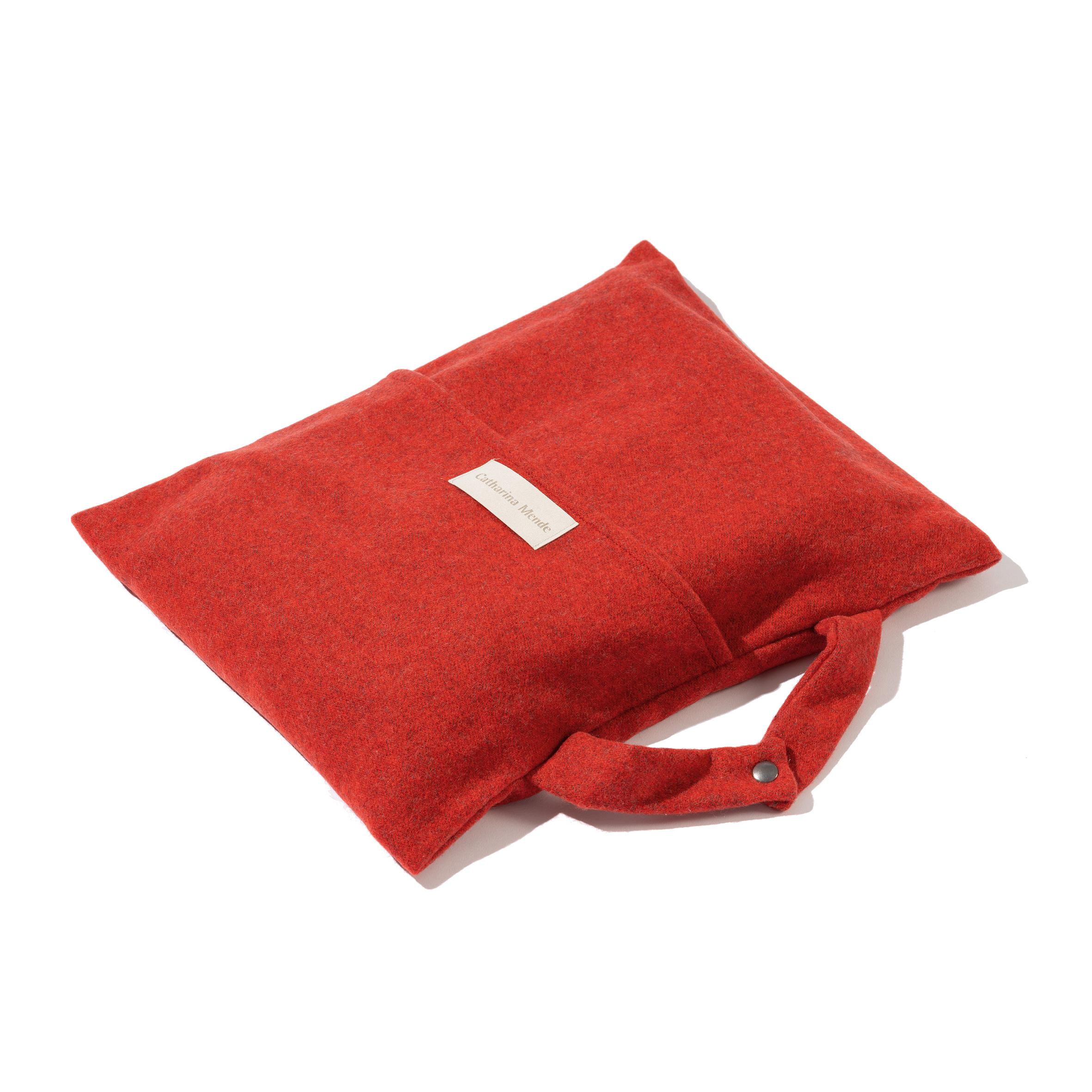 XXI secolo e contemporaneo Coperta da viaggio rossa e grigia in lana merino e yak di Catharina Mende in vendita