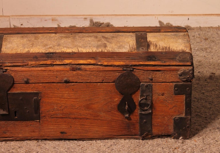 Very beautiful 17th century travel chest covered with leather-Spain
Rare chest which has its two carrying handles as well as its two wrought iron locks
The top and the sides are covered with leather.
 