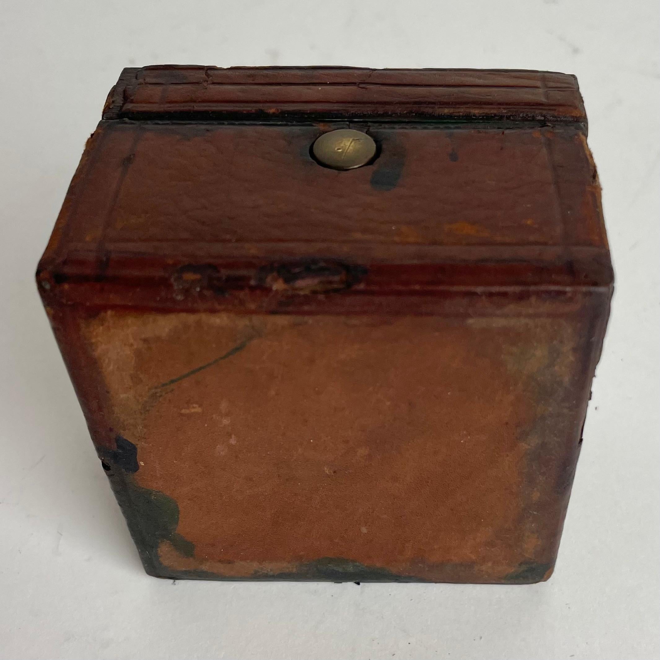 Travel Inkwell in leather with a Count`s Crown, probably early 18th Century For Sale 6