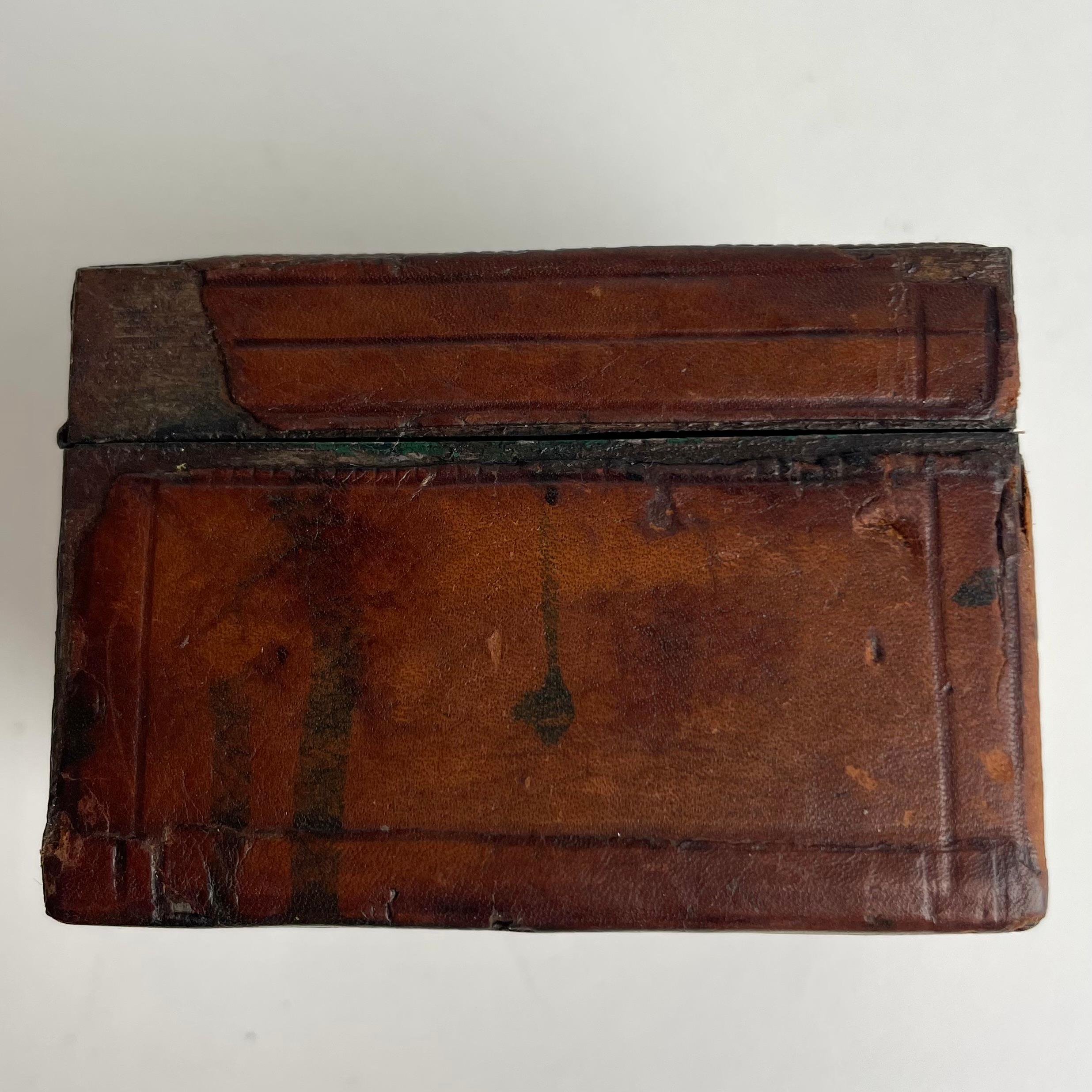Travel Inkwell in leather with a Count`s Crown, probably early 18th Century For Sale 7