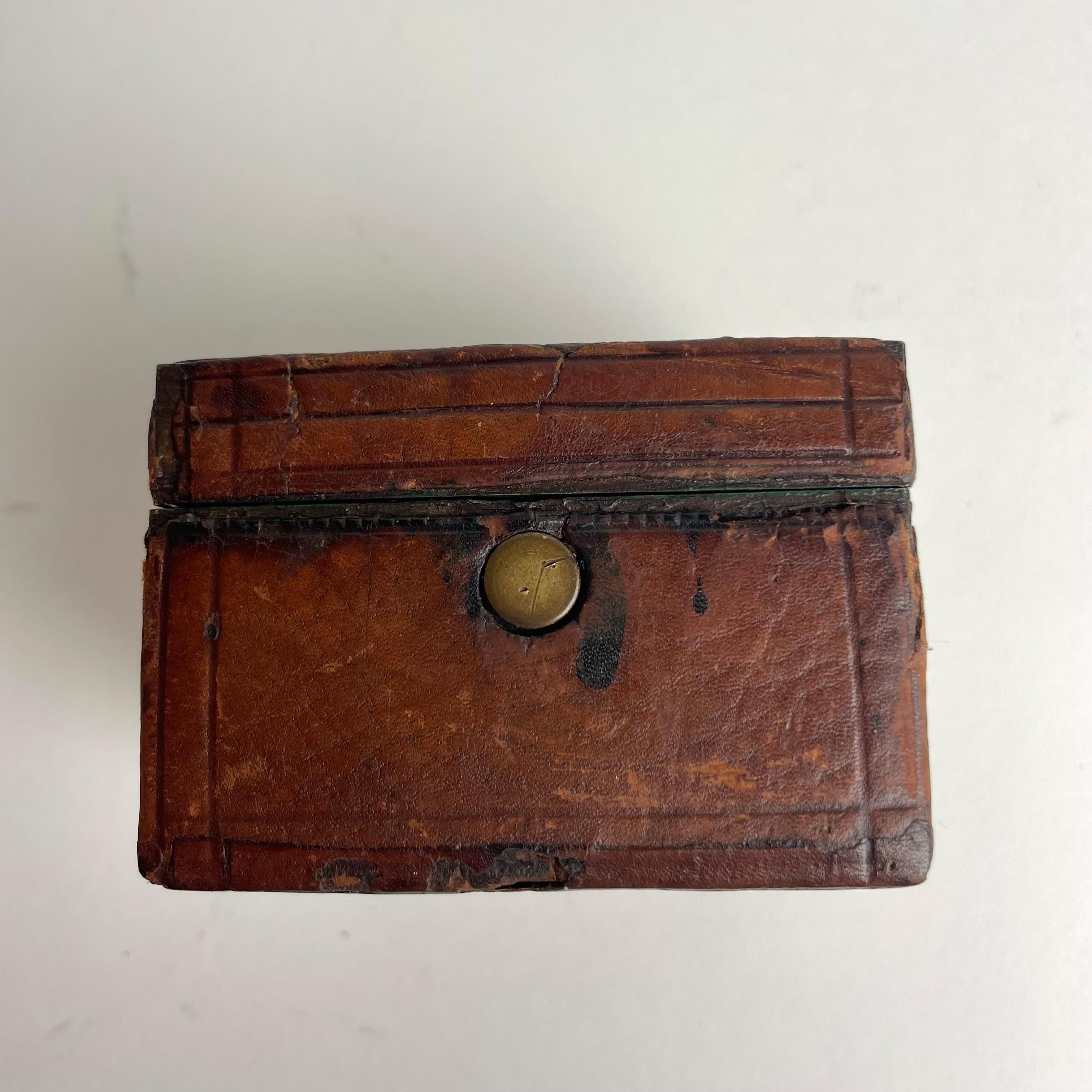 Travel Inkwell in leather with a Count`s Crown, probably early 18th Century For Sale 8