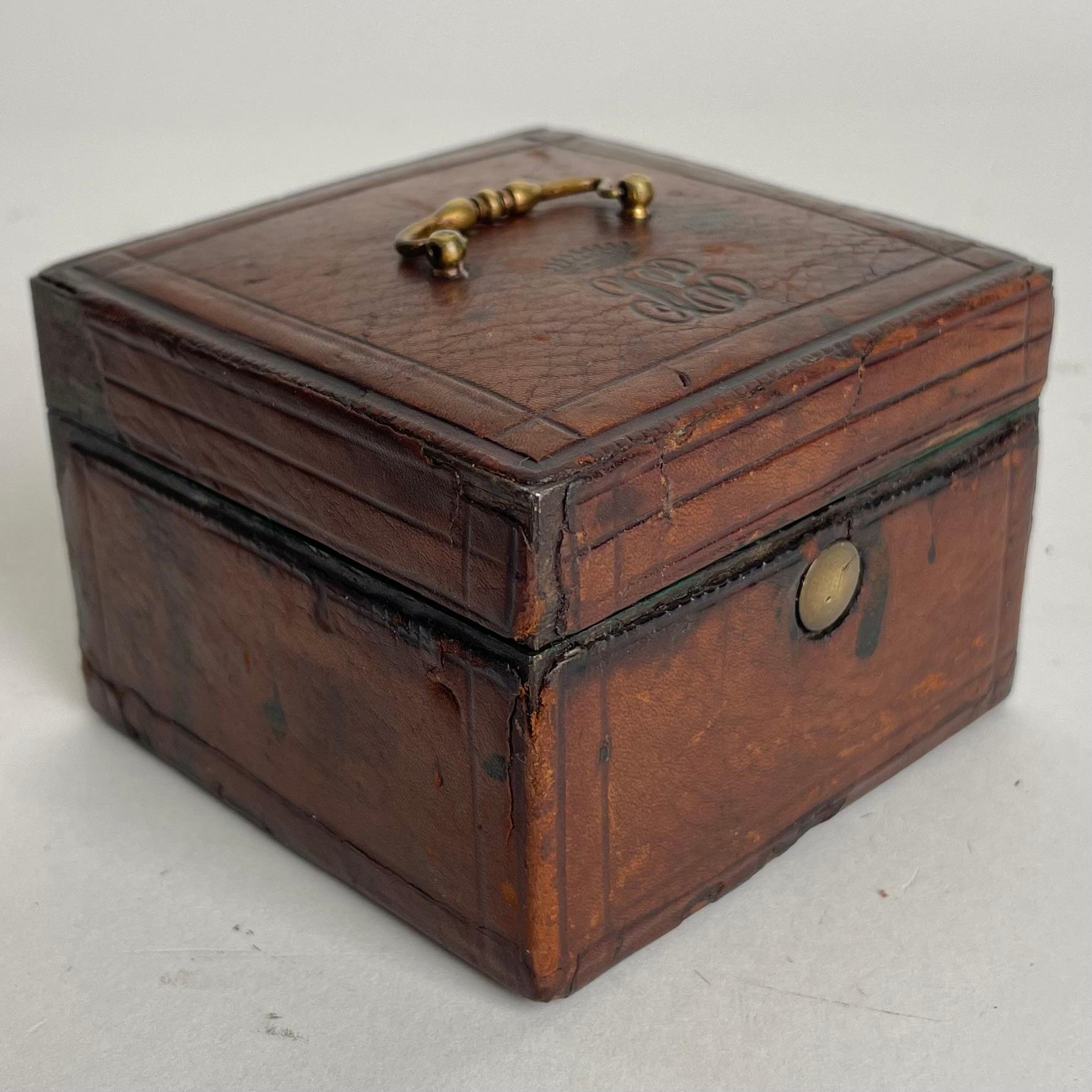 Very charming Travel Inkwell in leather with a Count`s Crown, probably early 18th Century. Nice patina with some wear. See pictures.

Wear consistent with age and use.