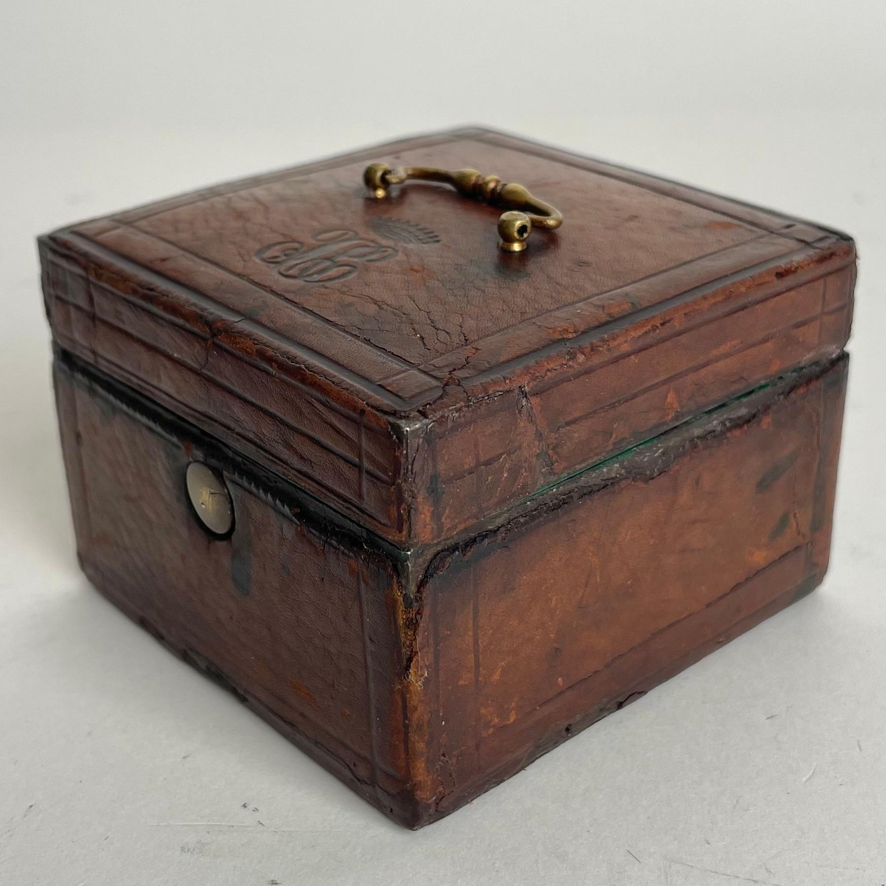 European Travel Inkwell in leather with a Count`s Crown, probably early 18th Century For Sale