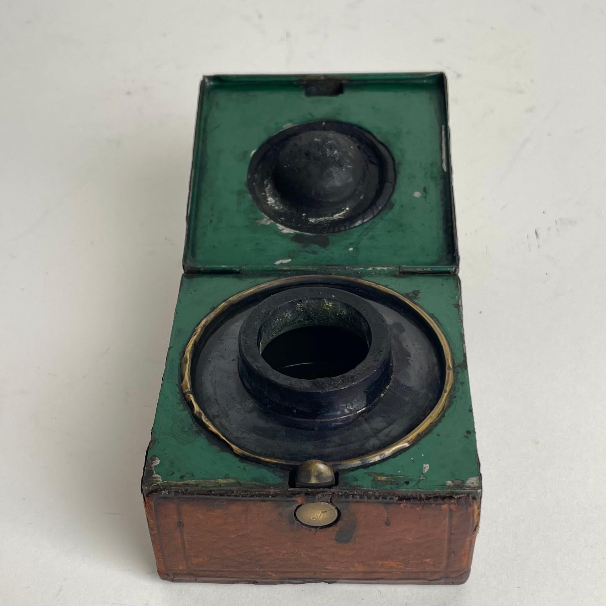 Travel Inkwell in leather with a Count`s Crown, probably early 18th Century For Sale 1