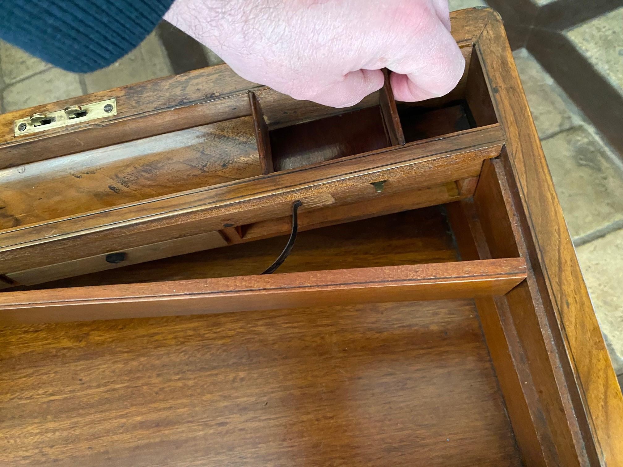 Reise Lap-Schreibtisch Walnussholz 19. Jahrhundert auf Ständer als Beistelltisch Dekoratives Geschenk Antik La im Angebot 6