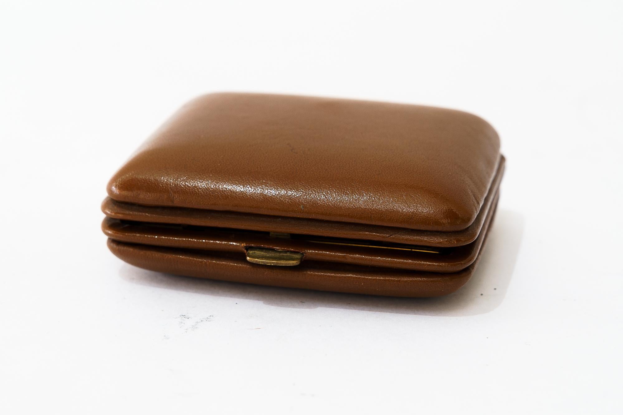 Travel leather Alarm Clock by Junghans, circa 1960s In Good Condition For Sale In Wien, AT