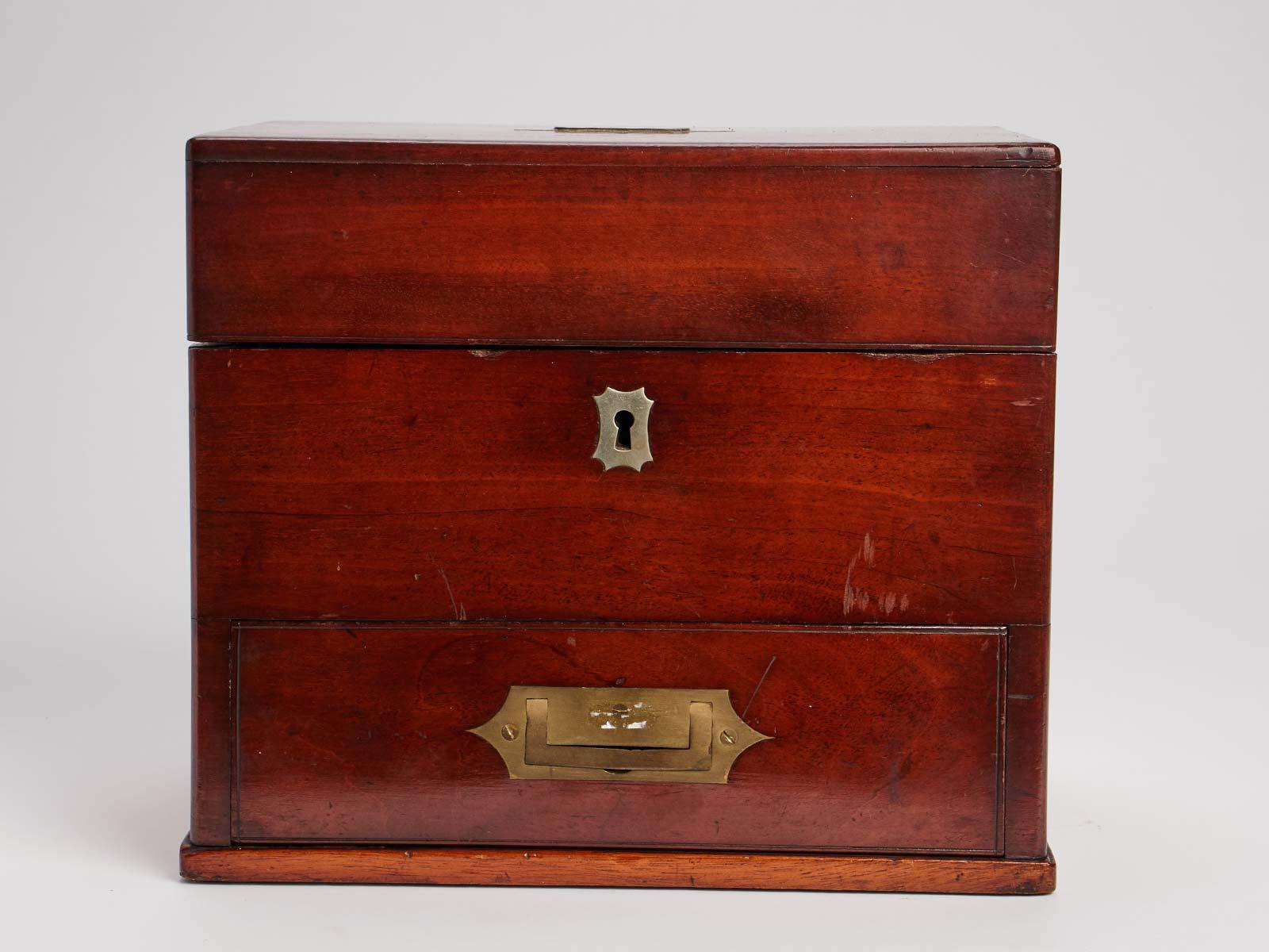 Travel pharmacy in mahogany wood and brass, England 1790. For Sale 4