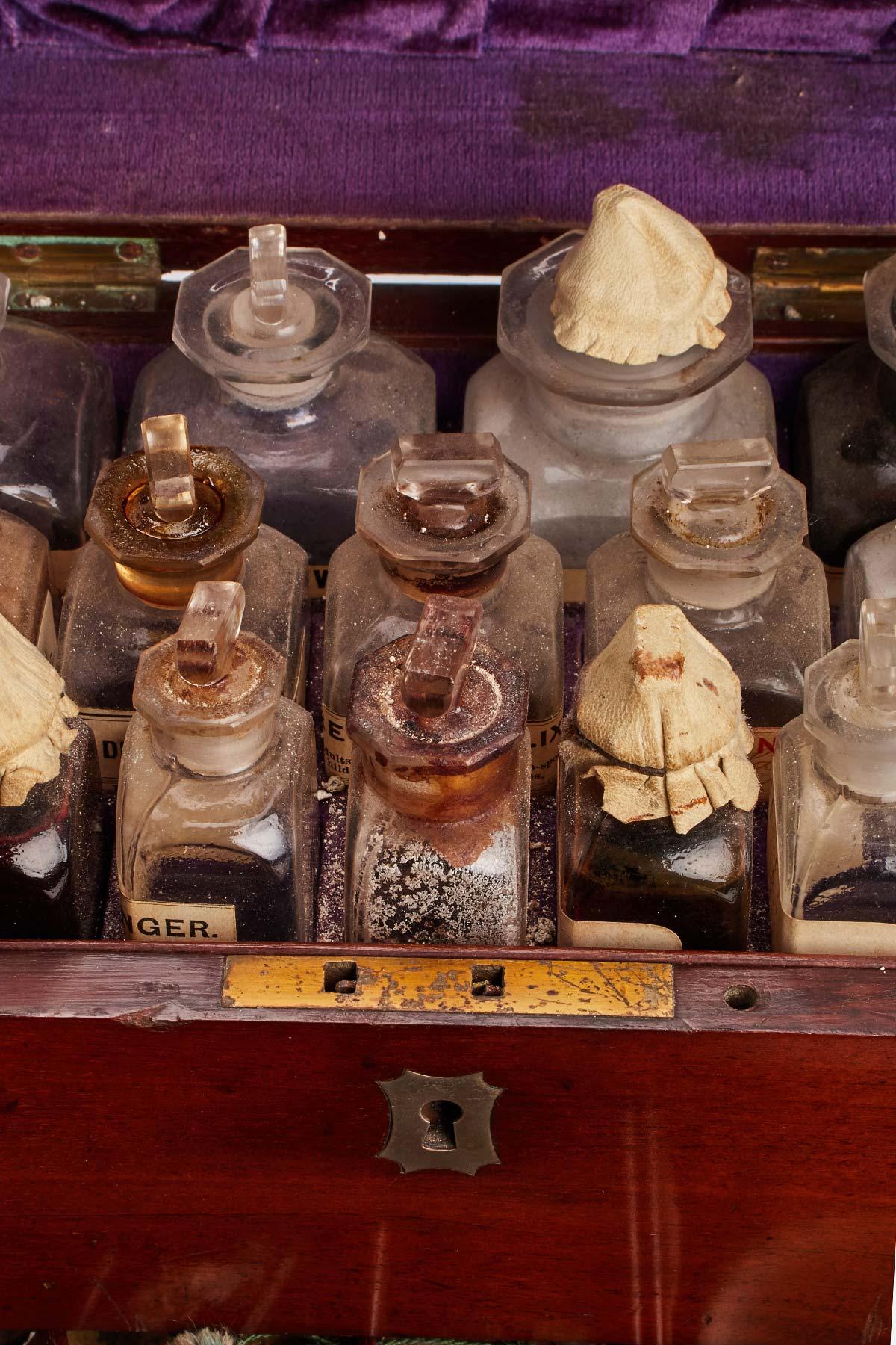 English Travel pharmacy in mahogany wood and brass, England 1790. For Sale