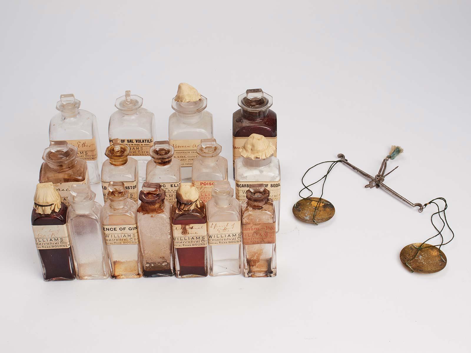 Travel pharmacy in mahogany wood and brass, England 1790. In Good Condition For Sale In Milan, IT