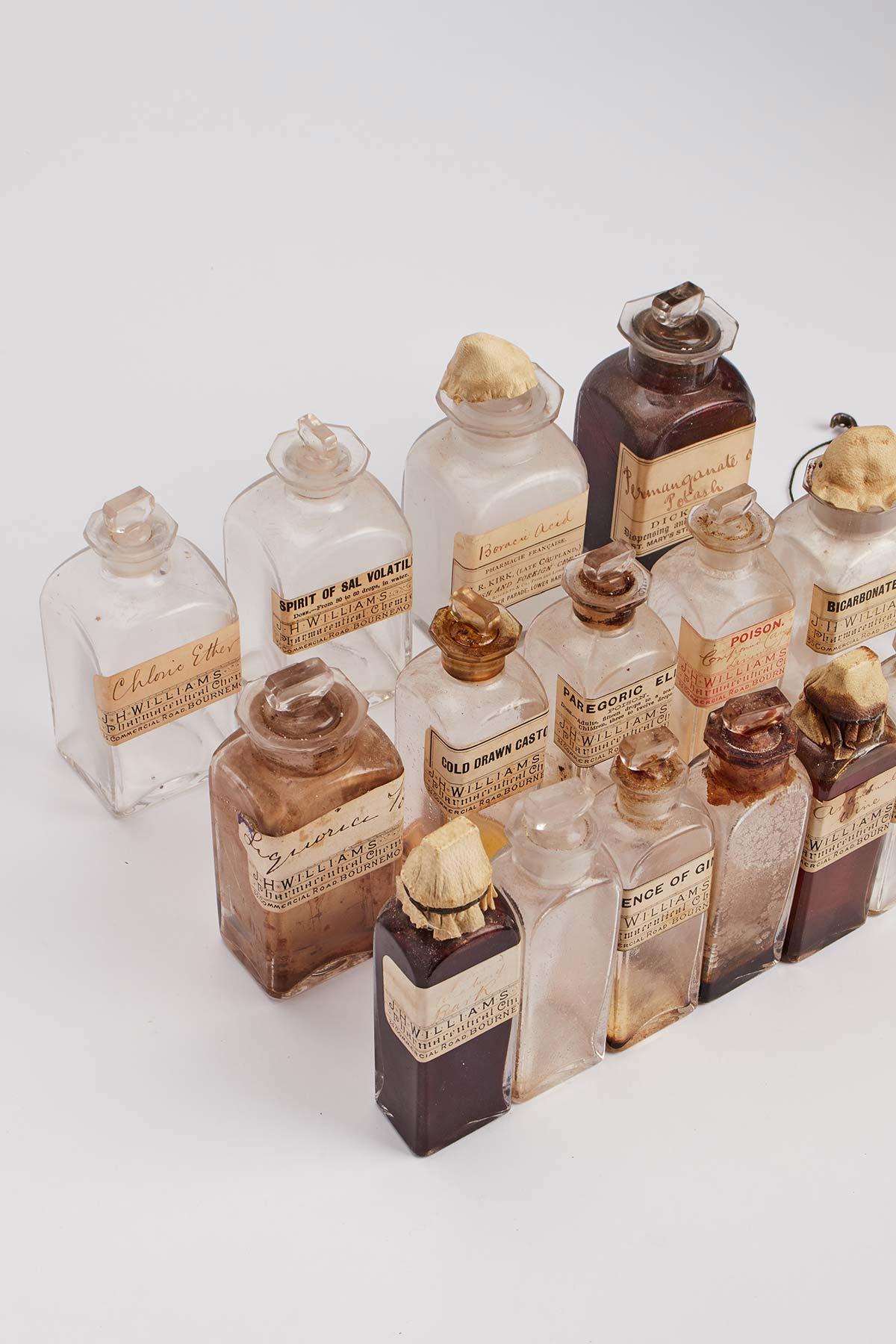 18th Century Travel pharmacy in mahogany wood and brass, England 1790. For Sale