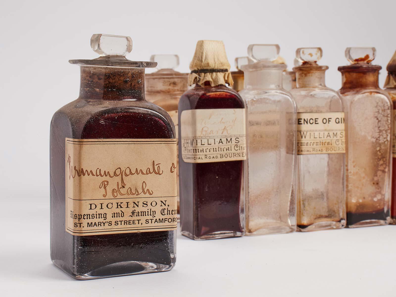 Brass Travel pharmacy in mahogany wood and brass, England 1790. For Sale