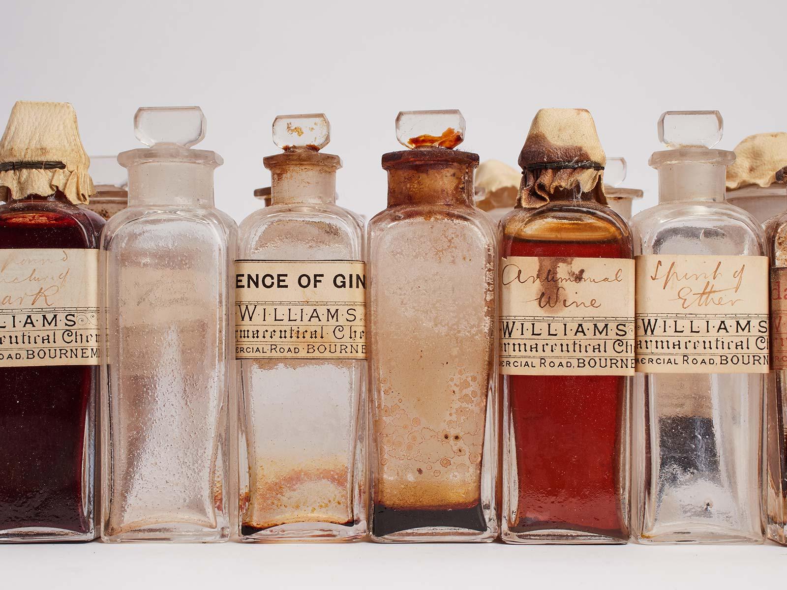 Travel pharmacy in mahogany wood and brass, England 1790. For Sale 1