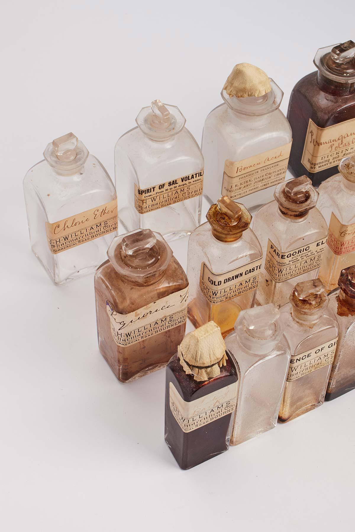 Travel pharmacy in mahogany wood and brass, England 1790. For Sale 2
