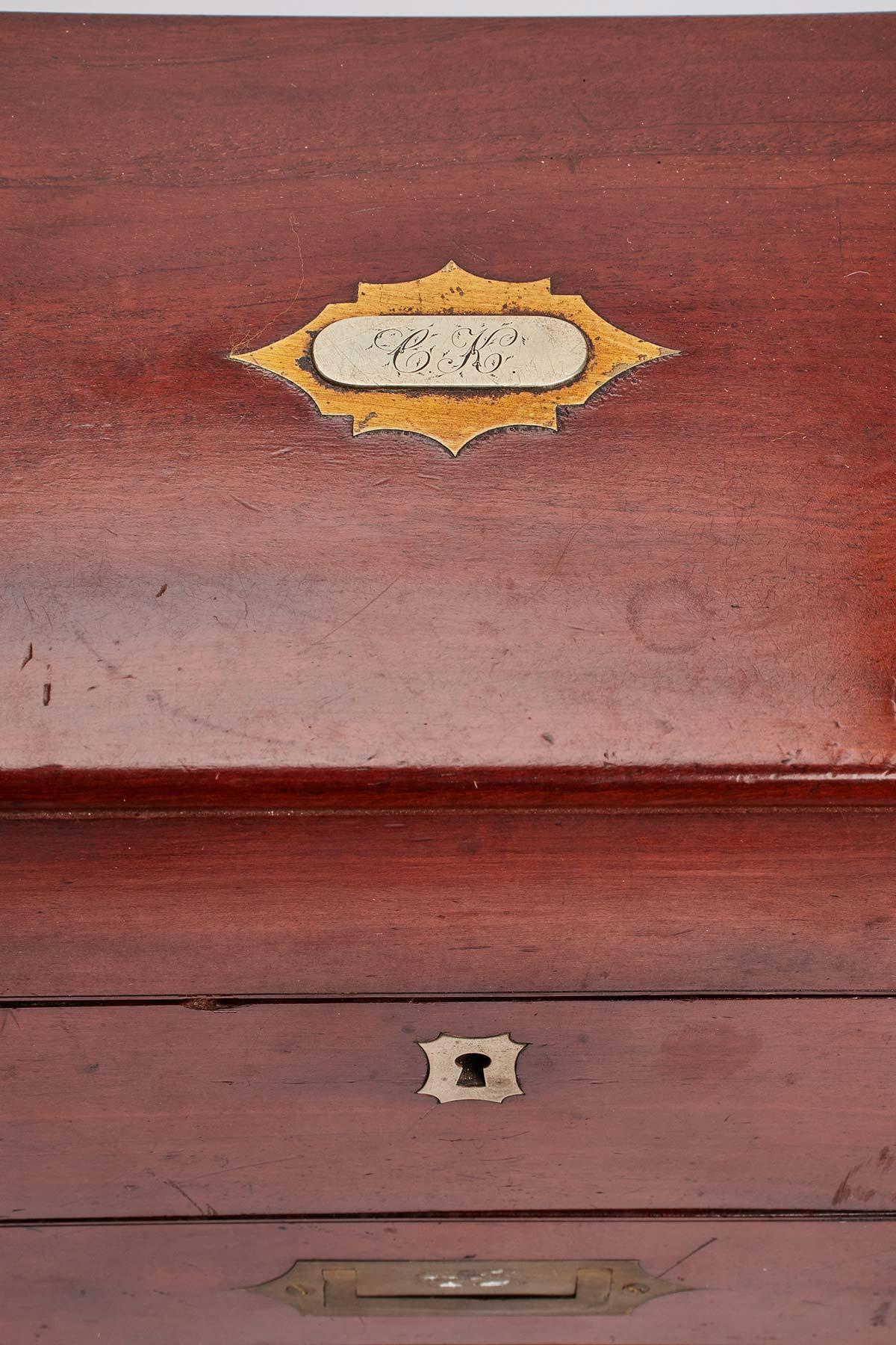 Travel pharmacy in mahogany wood and brass, England 1790. For Sale 3