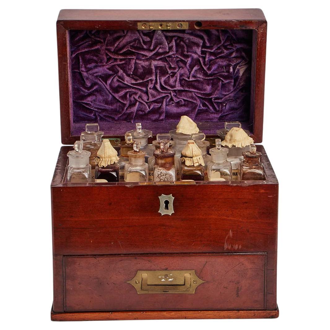 Travel pharmacy in mahogany wood and brass, England 1790.