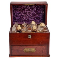 Pharmagique de voyage en bois d'acajou et laiton, Angleterre 1790.