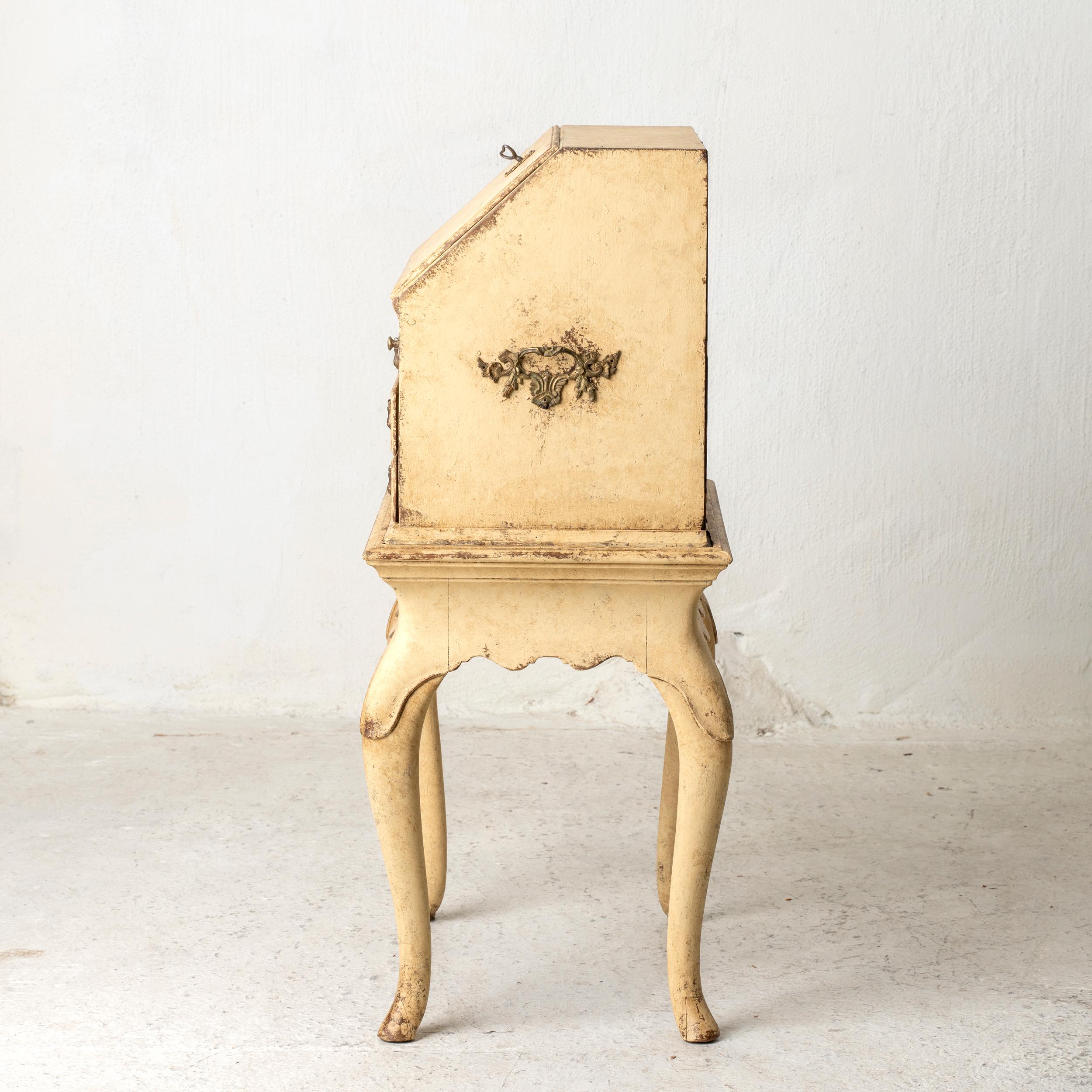 Una segretaria di viaggio con posizione. Realizzato in Svezia durante il periodo rococò 1750-1775. Realizzato in Oak. Tre cassetti, un disco per la scrittura e dei comparti. Verniciato in un secondo momento e con accessori successivi.