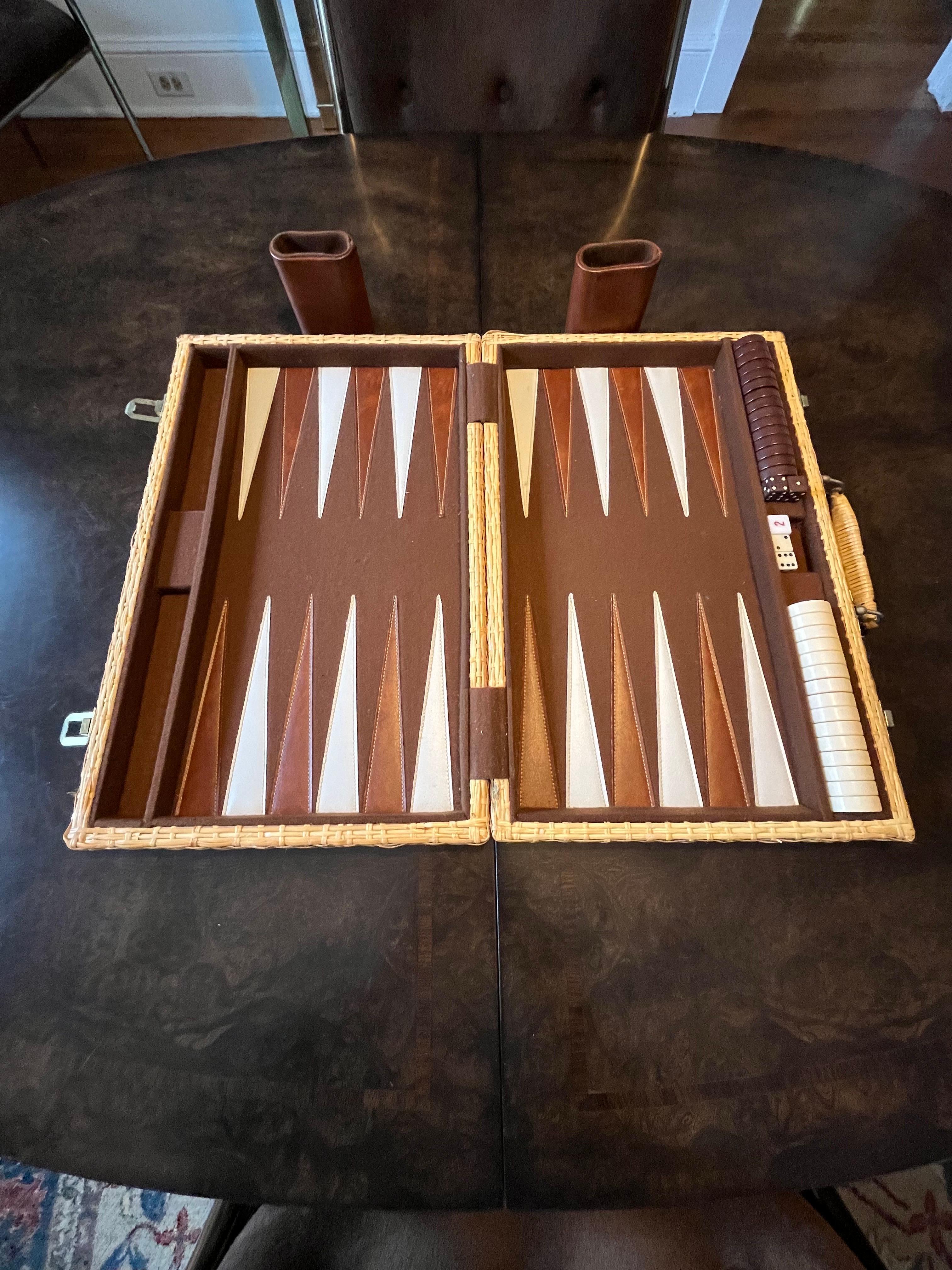 Reiseset Backgammon-Set aus Korbweide, 1960er-Jahre (Moderne der Mitte des Jahrhunderts) im Angebot