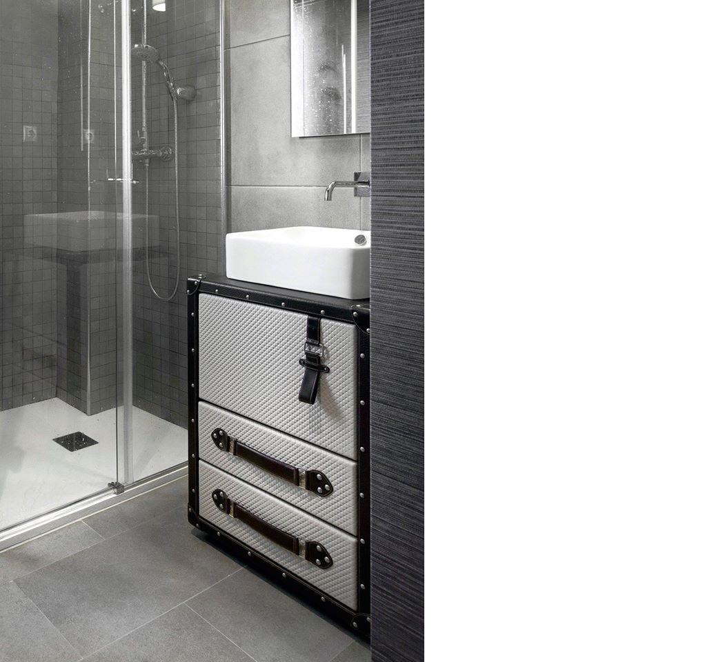 Mobiletto da bagno doppio Traveler, in pelle incisa a mano In condizioni Nuovo in vendita a NEW YORK, NY