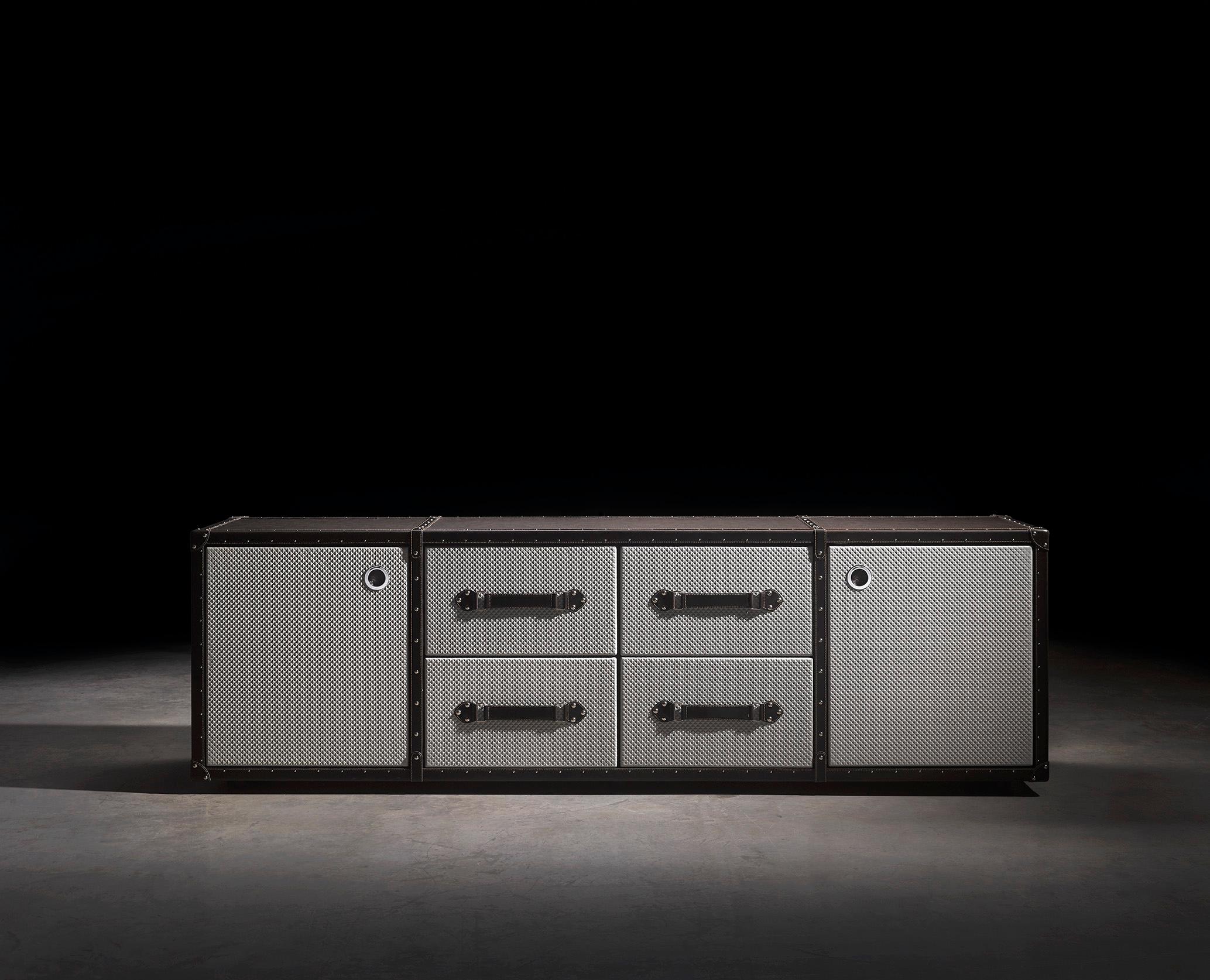 Moderno Credenza Traveler, Pelle incisa a mano / Pino nero avana in vendita