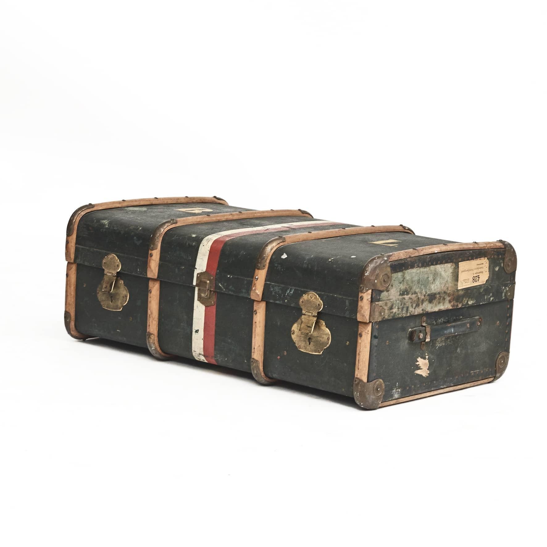 Travelers Trunk inside with canvas approx. 1920.
Wooden band with brass corners with initials B. L. and inside covered with fabric.
Front with brass fittings.

Made in very charming and decorative condition.