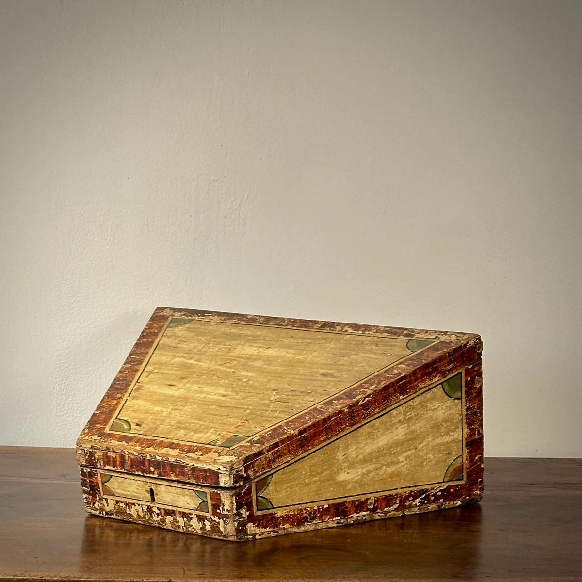 Dieser georgianische Reiseschreibtisch aus der Zeit um 1820, der in England hergestellt wurde, verfügt über einen italienischen Metallgriff und ein Schloss, die seine Funktionalität und seinen historischen Charme unterstreichen. Das Äußere ist mit