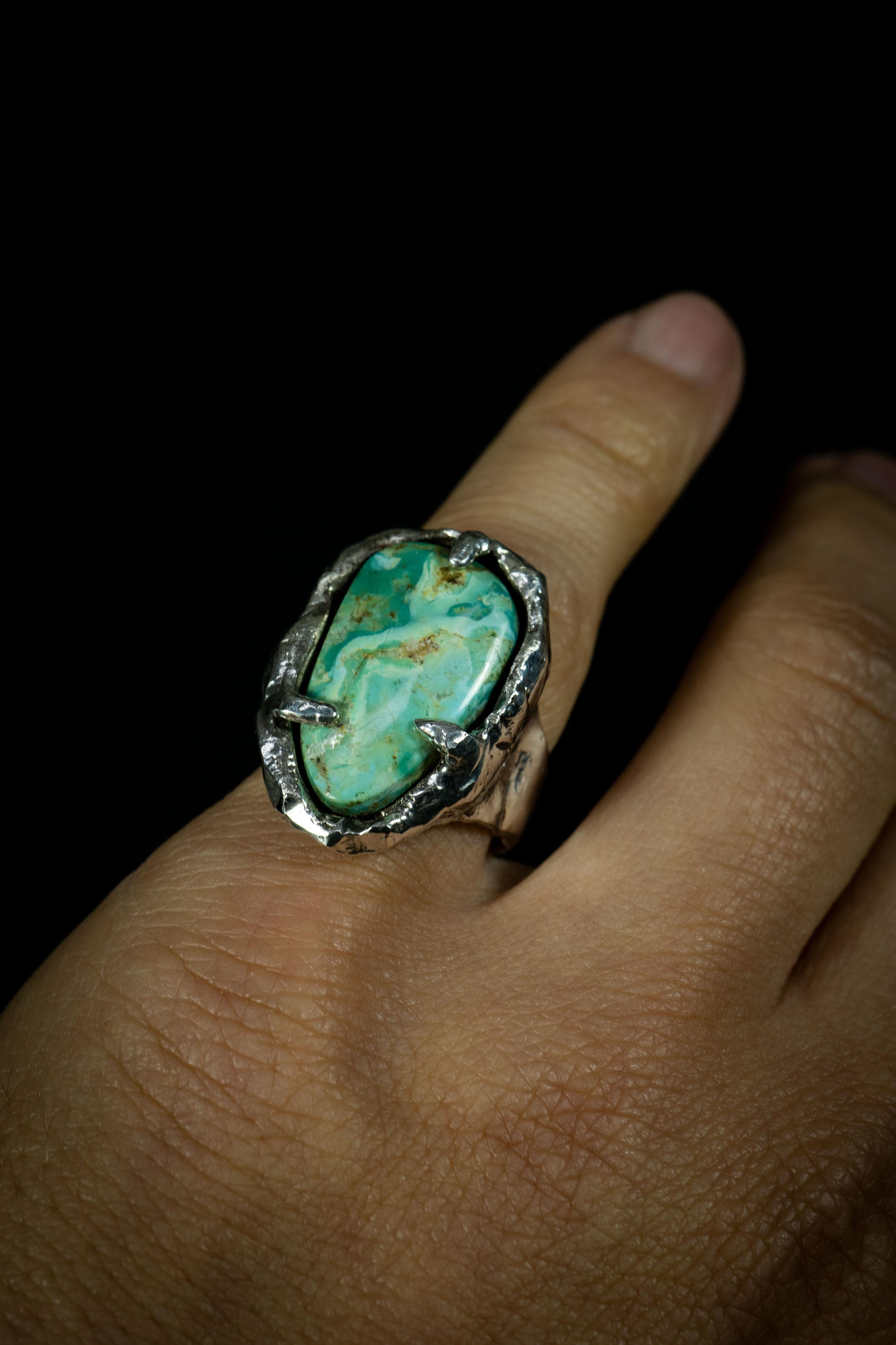 Traveling Dream ist ein außergewöhnlicher handgefertigter Ring von Ken Fury, der aus Sterlingsilber gefertigt und mit einem faszinierenden Baja-Türkis aus Kalifornien verziert ist. Das einzigartige Design des Rings symbolisiert die Reise der