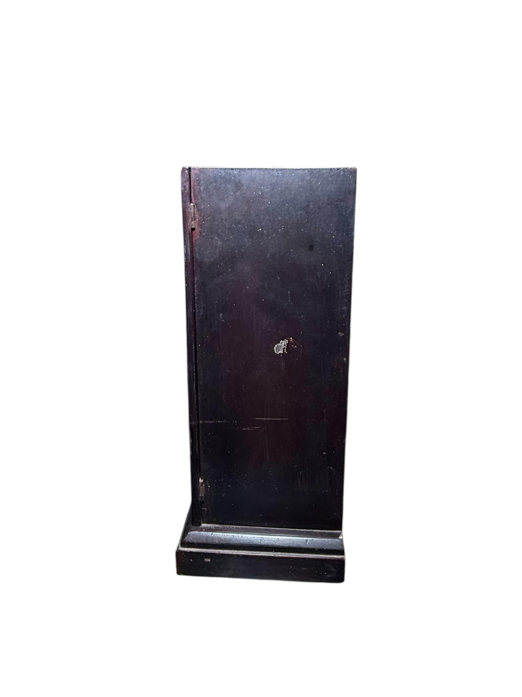 Boîte à prières de voyage en bois avec la Sainte Famille en vente 5