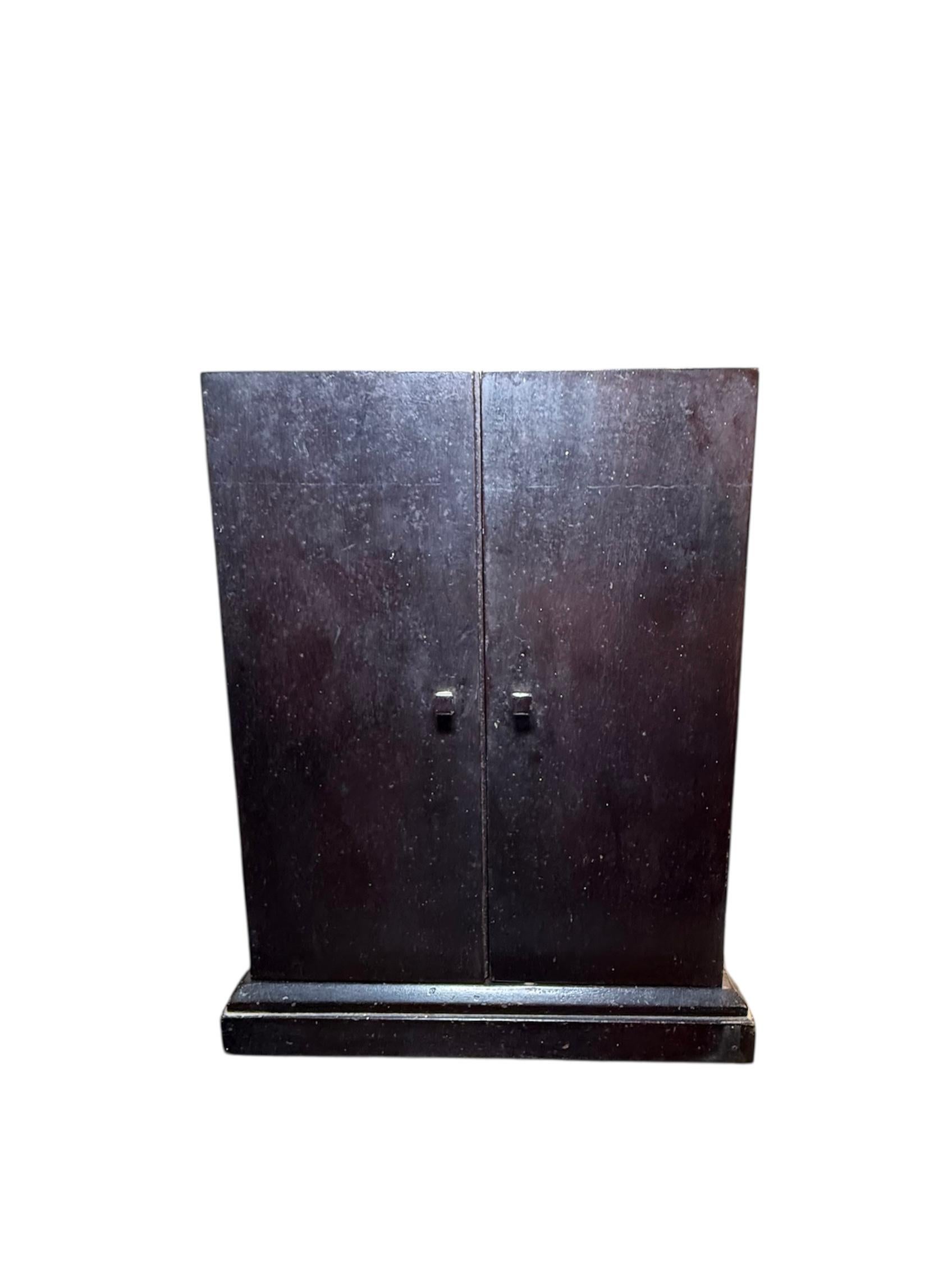 Boîte à prières de voyage en bois avec la Sainte Famille en vente 6