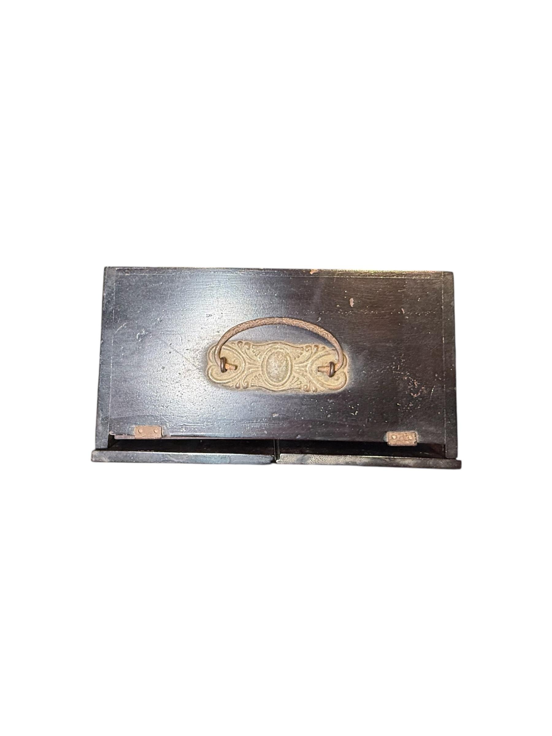 Boîte à prières de voyage en bois avec la Sainte Famille en vente 7