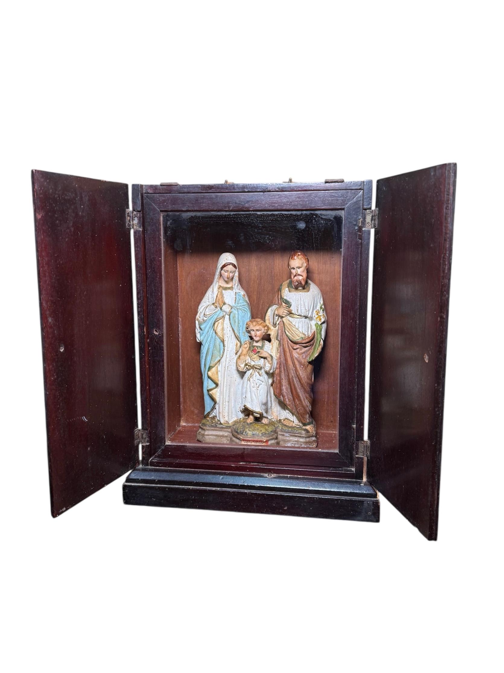 Boîte à prières de voyage en bois avec la Sainte Famille en vente 9