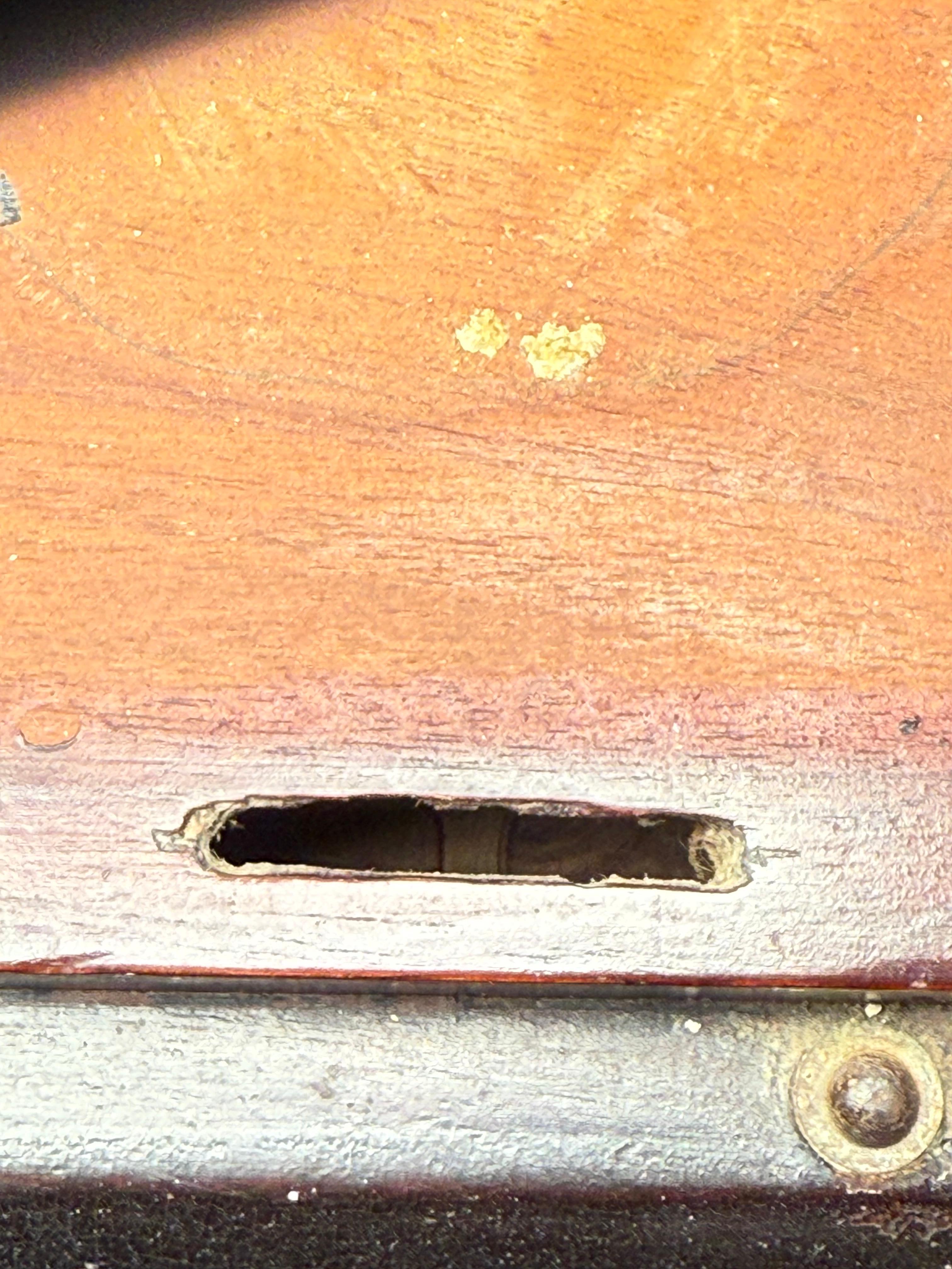 Fait main Boîte à prières de voyage en bois avec la Sainte Famille en vente