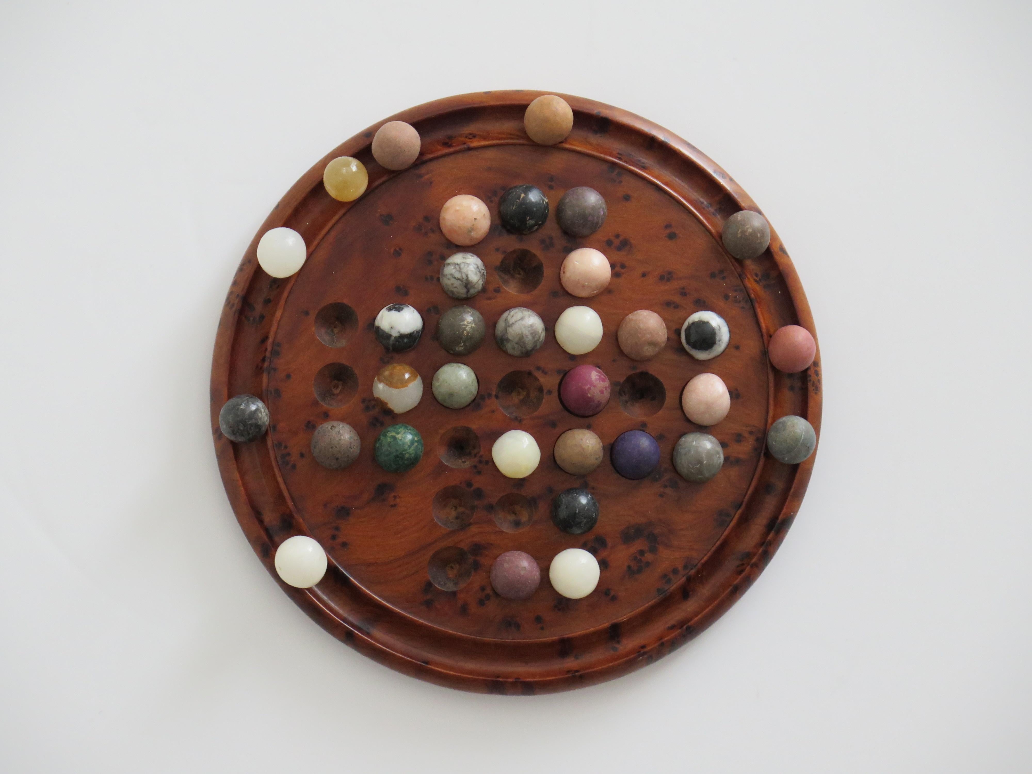 Travelling Marble Solitaire Board Game with 33 early stone Marbles, circa 1920 In Good Condition In Lincoln, Lincolnshire