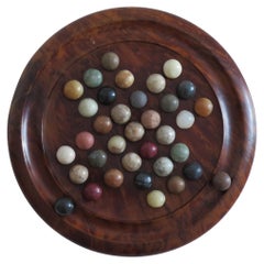 Juego de mesa solitario de mármol viajero con 35 canicas de piedra mezclada, Circa 1930