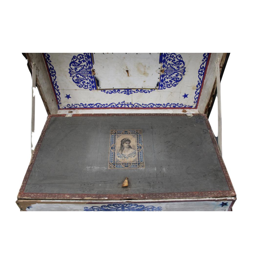 Baule da viaggio di P & A. Botto & Co., Louisville, Kentucky. Legno di pino con cinghie di metallo, serratura originale a forma di pesce (non funzionante) e due inserti a forma di mensola. C. 1890 