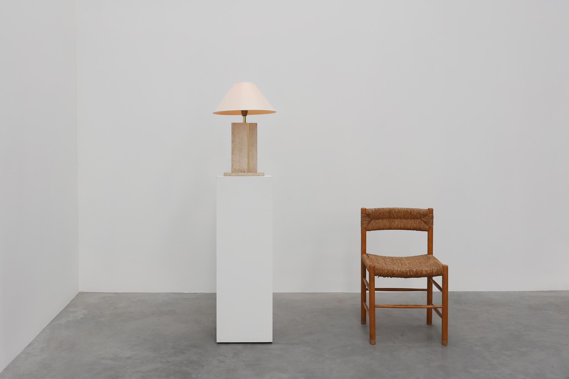Belgium / 1980s / table lamp / Belino / travertin, brass, fabric / Hollywood regency / Mid-century 

Hollywood regency style rectangular table lamp from the eighties. Labeled “Belino” at the base. This Sculptural large lamp features a natural solid
