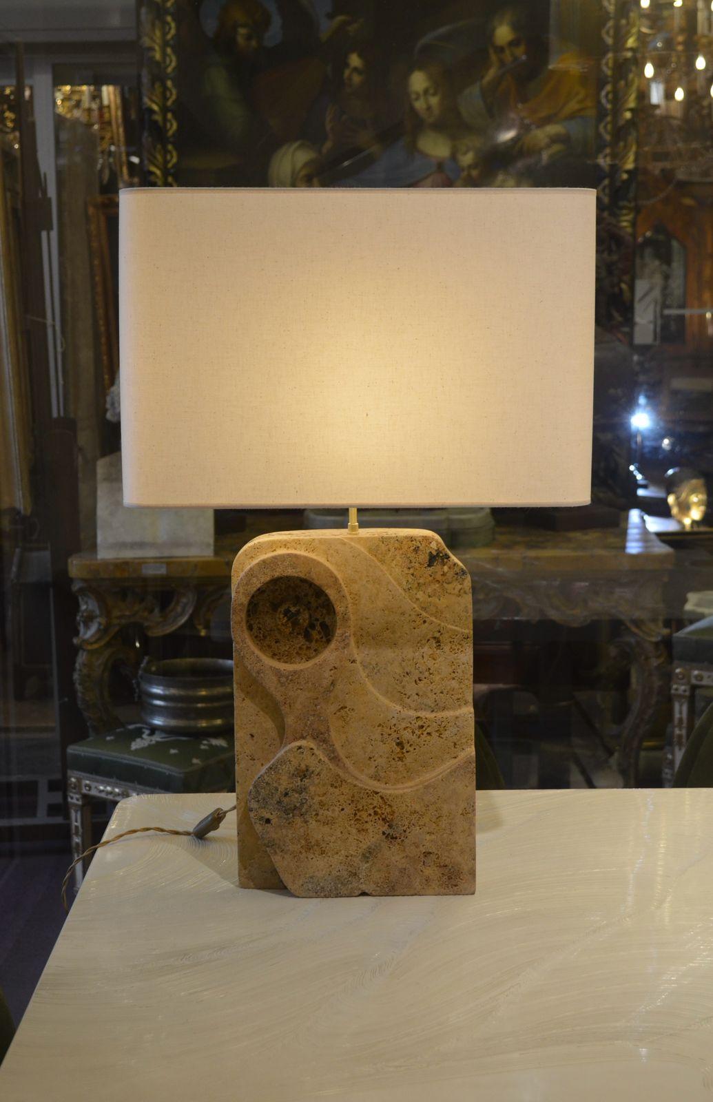 Jean-Frédéric Bourdier
Lampe de table en marbre travertin 
Signé par l'artiste. 
France 