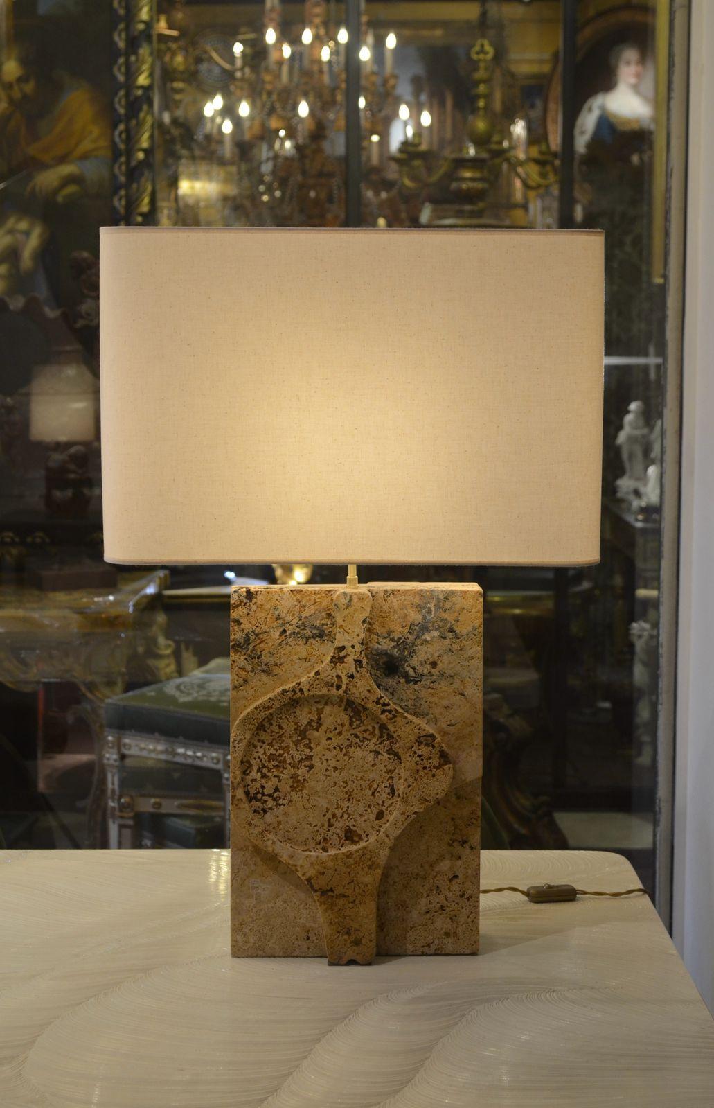 Français Lampe à poser en marbre de Travertin par Jean-Frédéric Bourdier, signée par l'artiste en vente