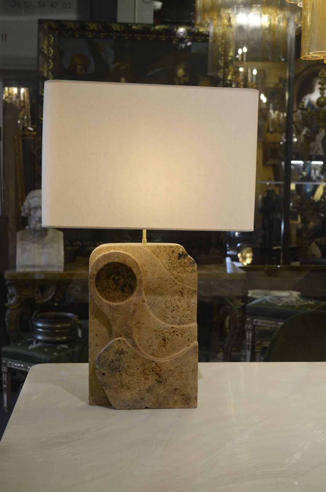 Marbre Lampe à poser en marbre de Travertin par Jean-Frédéric Bourdier, signée par l'artiste en vente