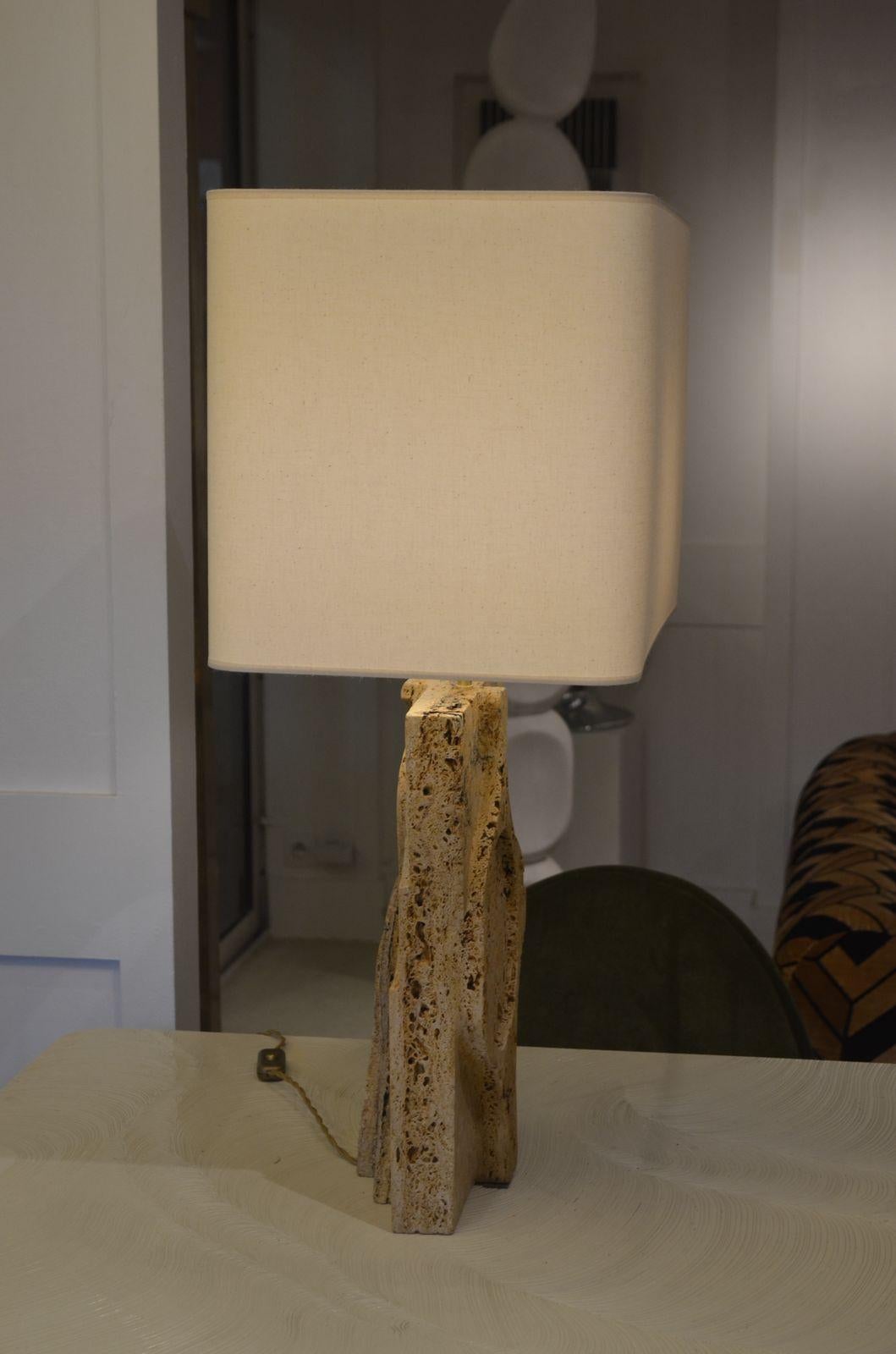 Lampe à poser en marbre de Travertin par Jean-Frédéric Bourdier, signée par l'artiste en vente 2